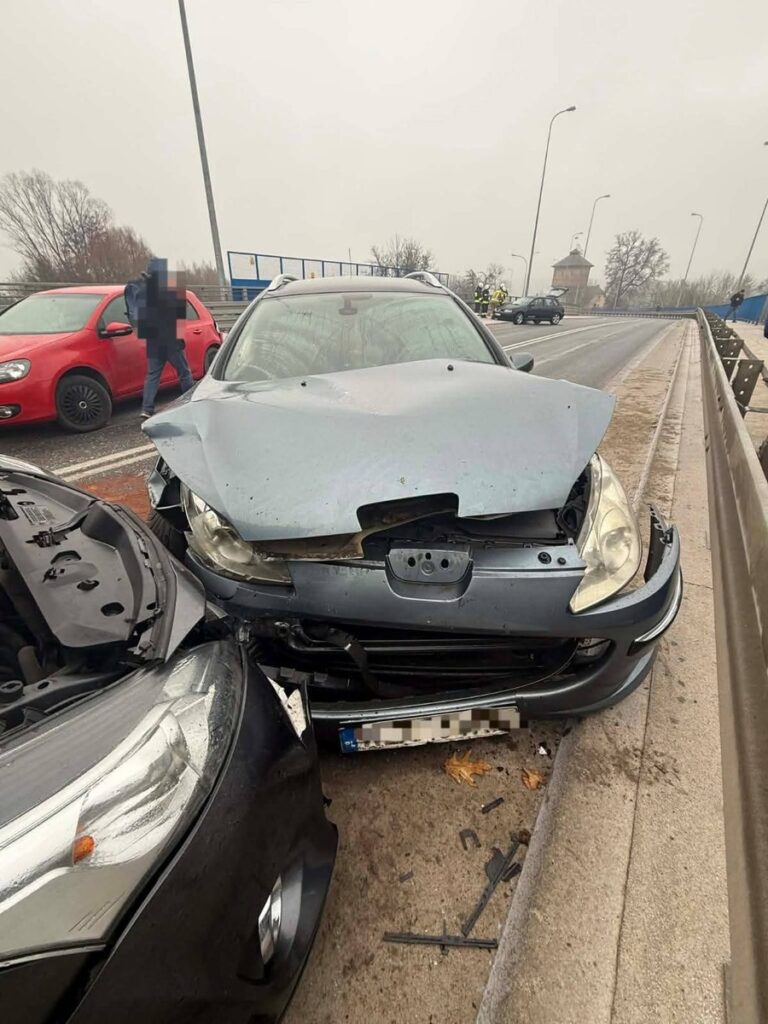 Samochody sunęły jak po lodowisku. - Karambol na wiadukcie. Kamera zarejestrowała serię zdarzeń z udziałem 5 aut