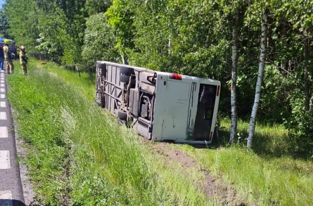 wypadek autobusu z dźiećmi