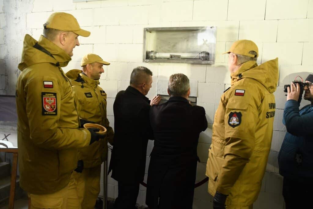 Akt erekcyjny trafił do kapsuły czasu. - Strażacy z Mazur doczekają się nowej siedziby