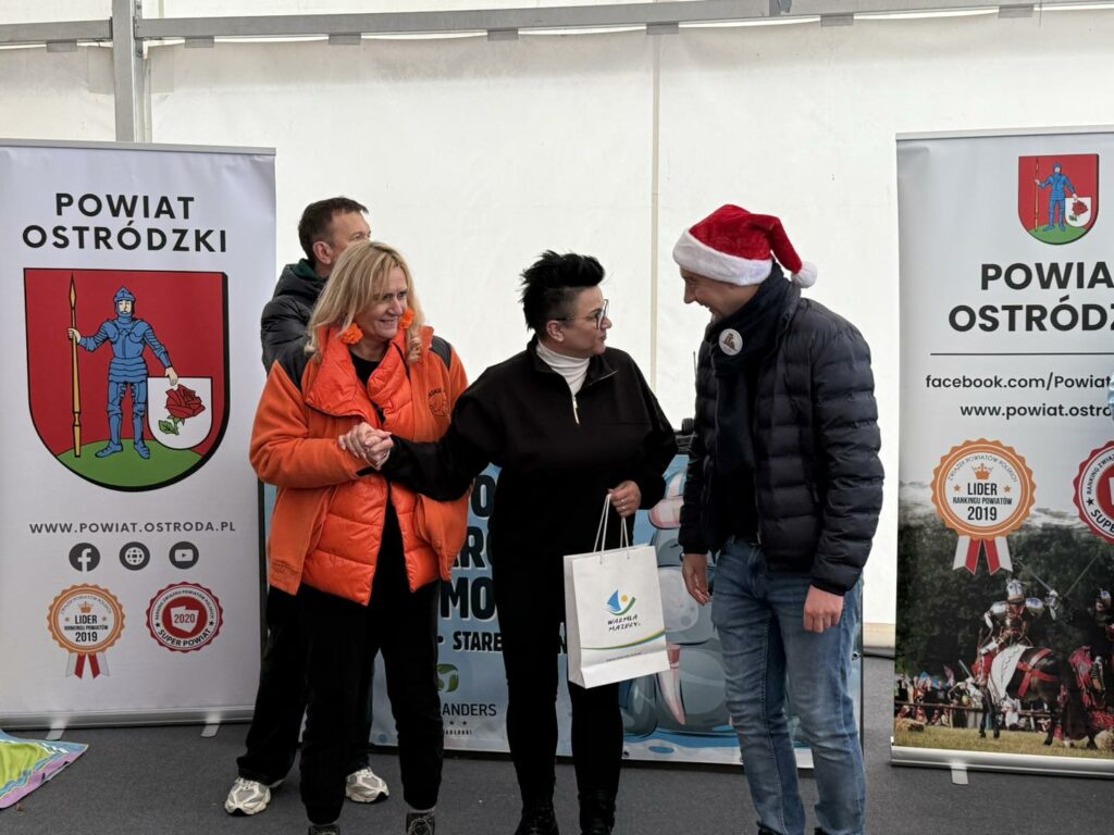 Woda zimna, atmosfera gorąca. - Morsy z całej Polski rozpoczęły sezon w Starych Jabłonkach. Takiego widowiska dawno nie było