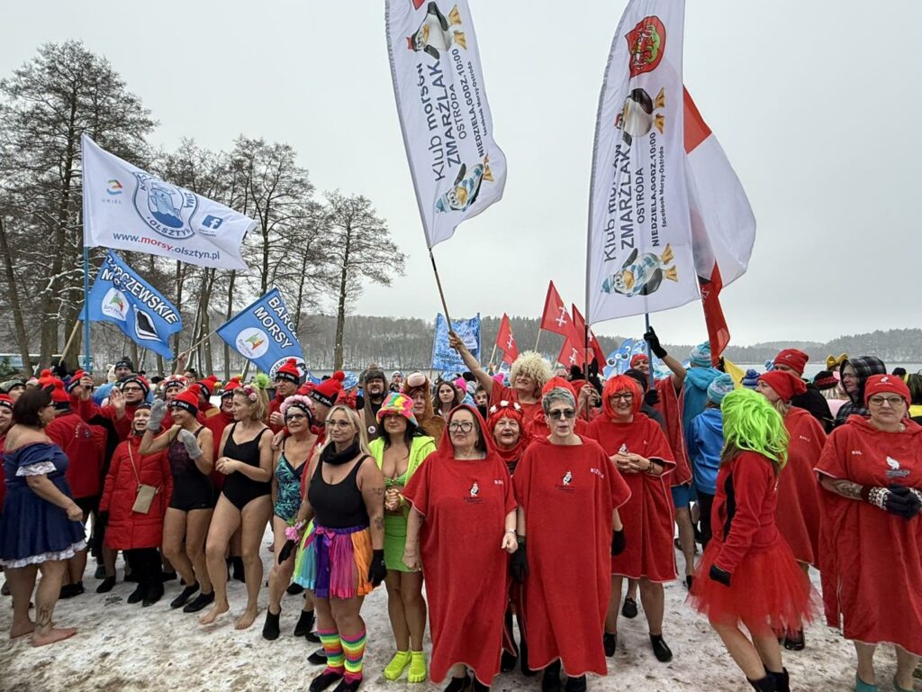 Woda zimna, atmosfera gorąca. - Morsy z całej Polski rozpoczęły sezon w Starych Jabłonkach. Takiego widowiska dawno nie było