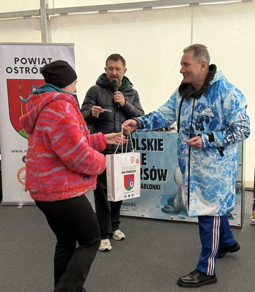 Woda zimna, atmosfera gorąca. - Morsy z całej Polski rozpoczęły sezon w Starych Jabłonkach. Takiego widowiska dawno nie było