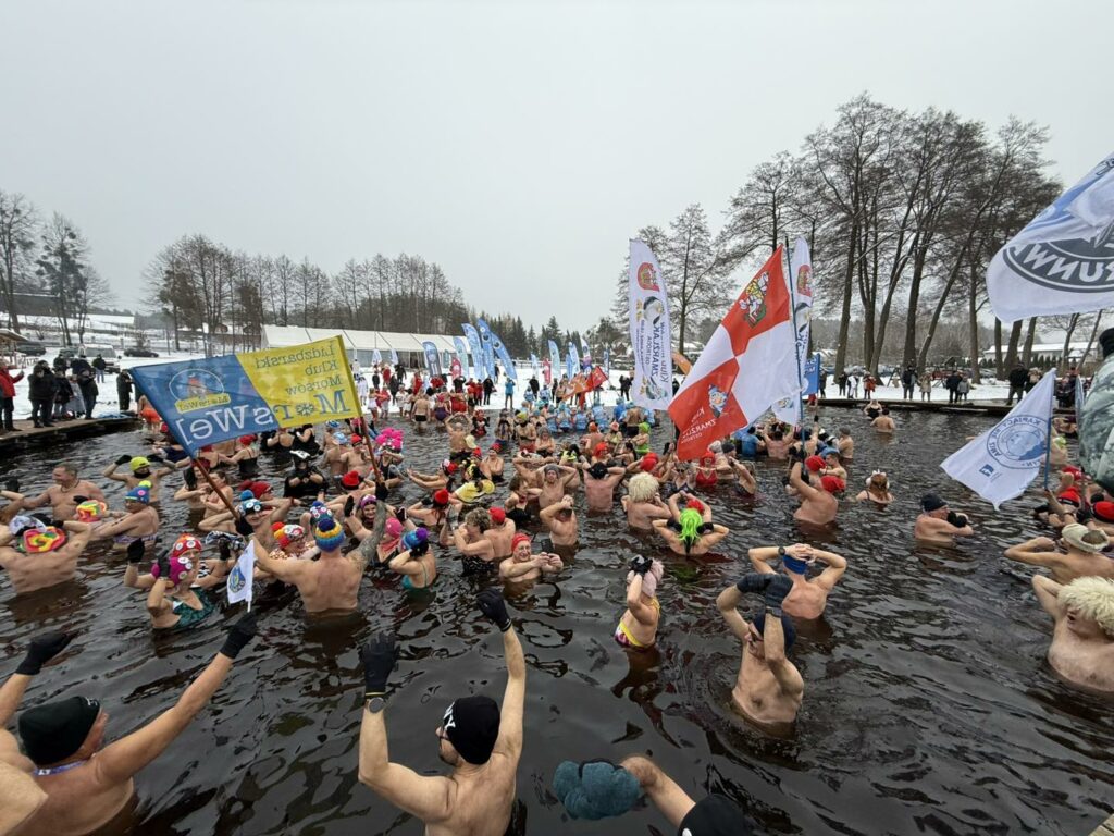 Woda zimna, atmosfera gorąca. - Morsy z całej Polski rozpoczęły sezon w Starych Jabłonkach. Takiego widowiska dawno nie było