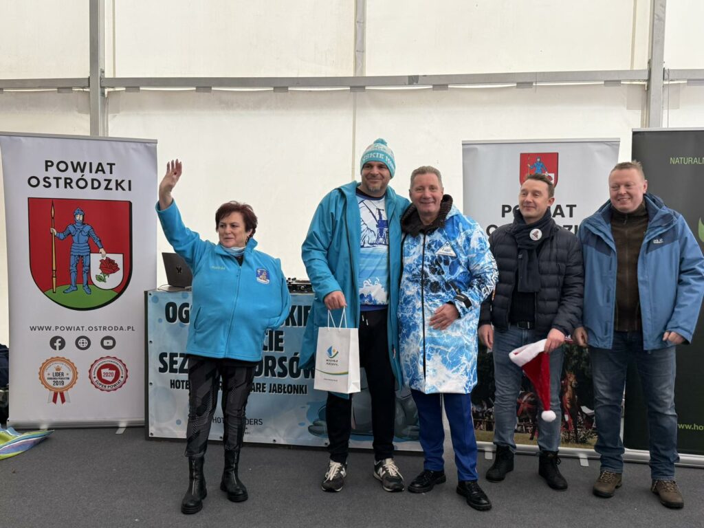 Woda zimna, atmosfera gorąca. - Morsy z całej Polski rozpoczęły sezon w Starych Jabłonkach. Takiego widowiska dawno nie było