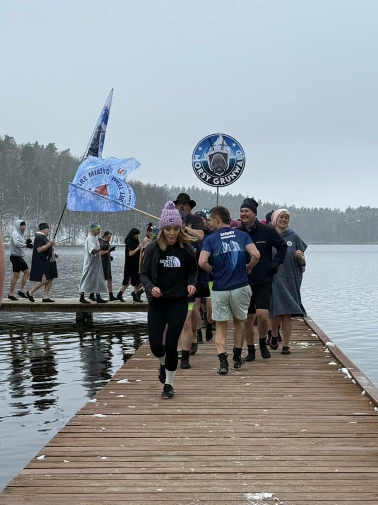 Woda zimna, atmosfera gorąca. - Morsy z całej Polski rozpoczęły sezon w Starych Jabłonkach. Takiego widowiska dawno nie było