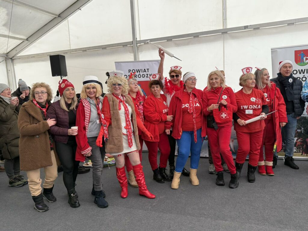 Woda zimna, atmosfera gorąca. - Morsy z całej Polski rozpoczęły sezon w Starych Jabłonkach. Takiego widowiska dawno nie było