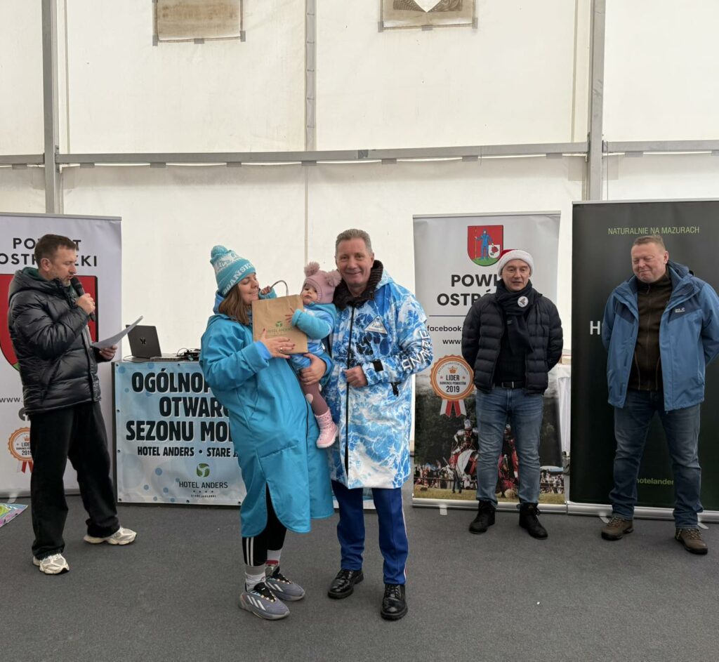 Woda zimna, atmosfera gorąca. - Morsy z całej Polski rozpoczęły sezon w Starych Jabłonkach. Takiego widowiska dawno nie było