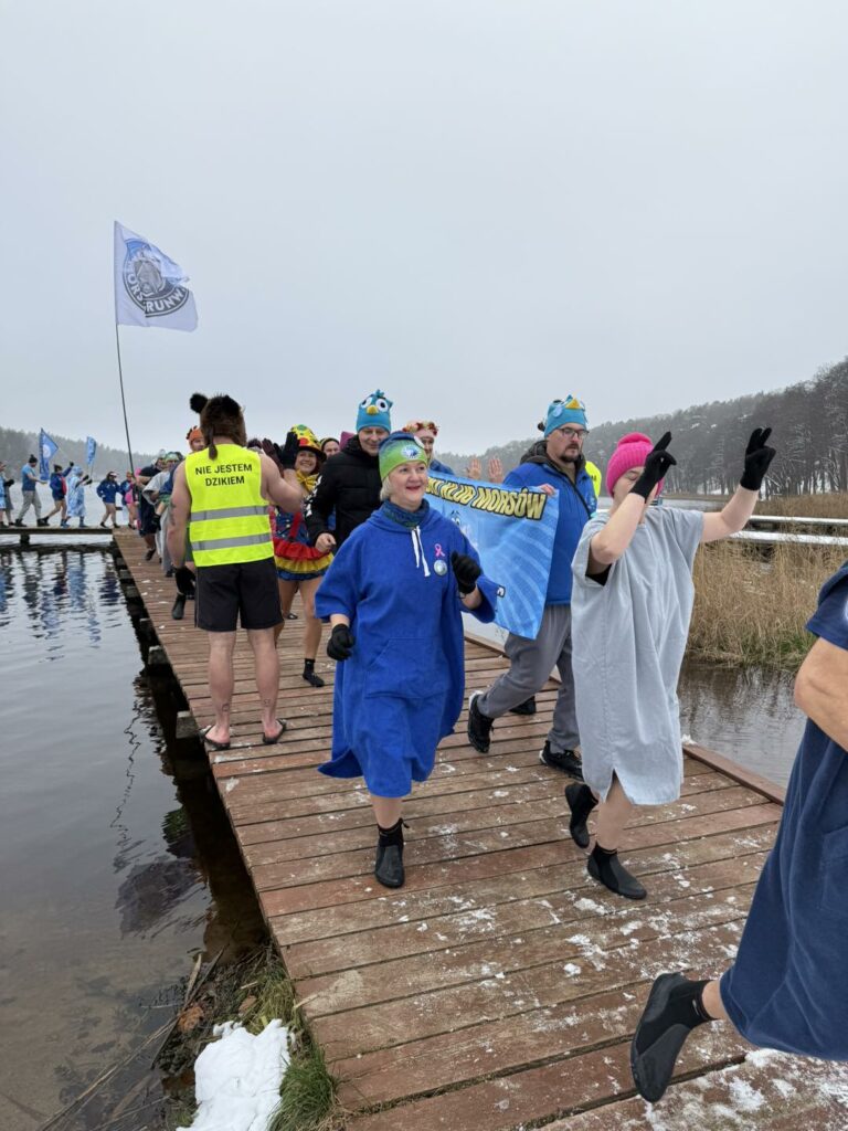 Woda zimna, atmosfera gorąca. - Morsy z całej Polski rozpoczęły sezon w Starych Jabłonkach. Takiego widowiska dawno nie było