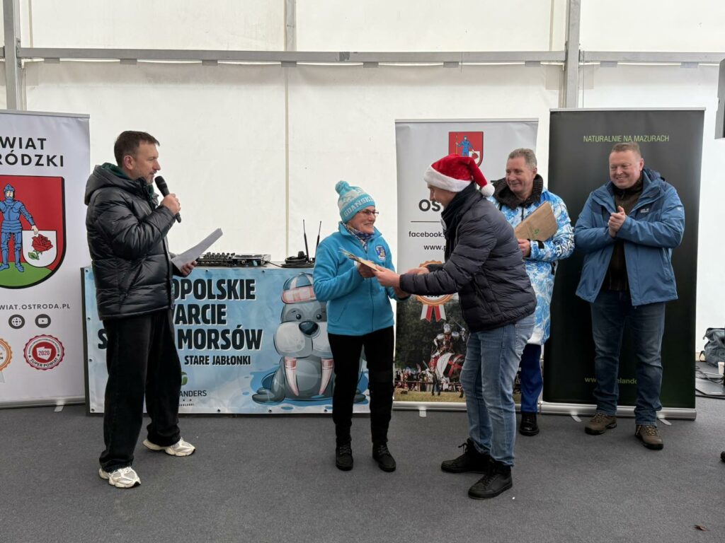 Woda zimna, atmosfera gorąca. - Morsy z całej Polski rozpoczęły sezon w Starych Jabłonkach. Takiego widowiska dawno nie było