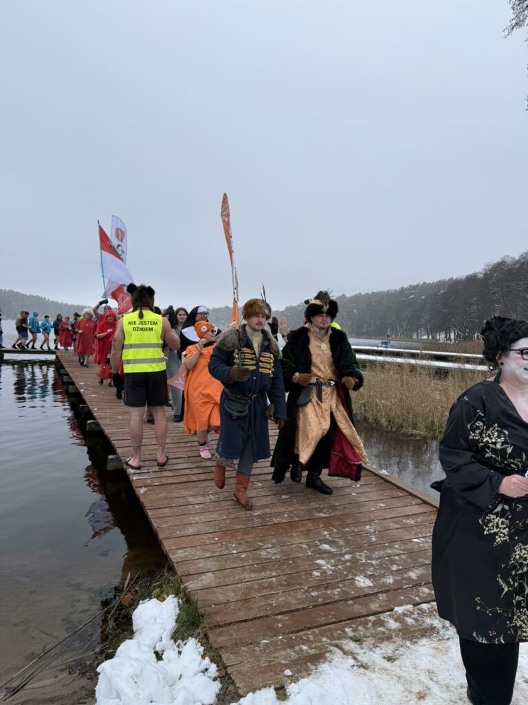 Woda zimna, atmosfera gorąca. - Morsy z całej Polski rozpoczęły sezon w Starych Jabłonkach. Takiego widowiska dawno nie było