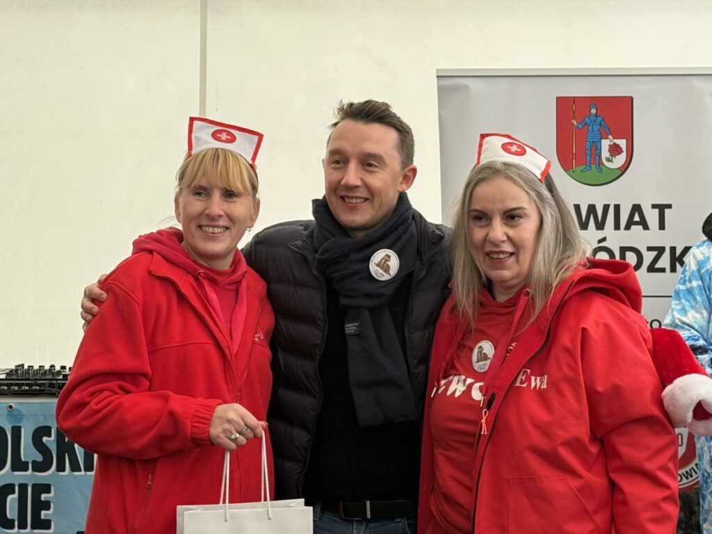 Woda zimna, atmosfera gorąca. - Morsy z całej Polski rozpoczęły sezon w Starych Jabłonkach. Takiego widowiska dawno nie było