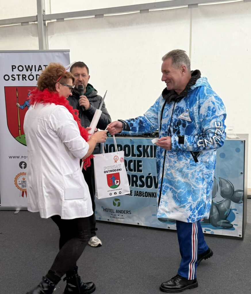 Woda zimna, atmosfera gorąca. - Morsy z całej Polski rozpoczęły sezon w Starych Jabłonkach. Takiego widowiska dawno nie było