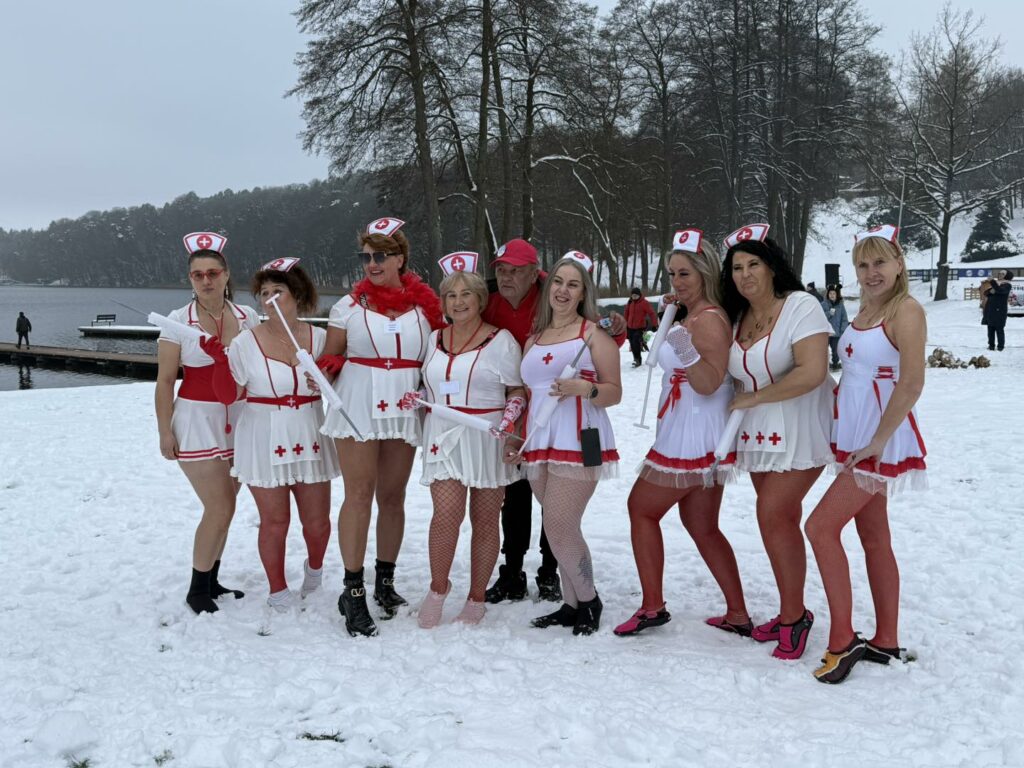 Woda zimna, atmosfera gorąca. - Morsy z całej Polski rozpoczęły sezon w Starych Jabłonkach. Takiego widowiska dawno nie było