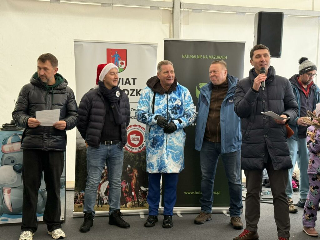 Woda zimna, atmosfera gorąca. - Morsy z całej Polski rozpoczęły sezon w Starych Jabłonkach. Takiego widowiska dawno nie było