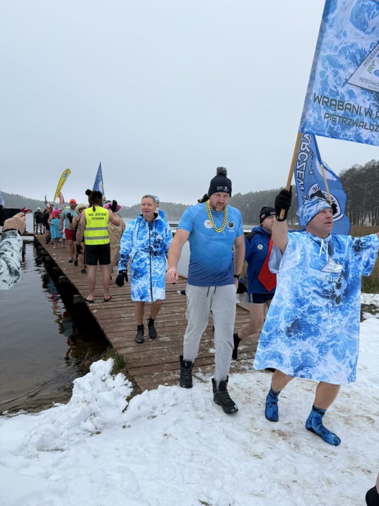 Woda zimna, atmosfera gorąca. - Morsy z całej Polski rozpoczęły sezon w Starych Jabłonkach. Takiego widowiska dawno nie było