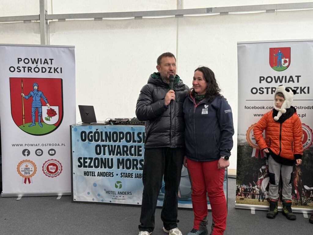 Woda zimna, atmosfera gorąca. - Morsy z całej Polski rozpoczęły sezon w Starych Jabłonkach. Takiego widowiska dawno nie było