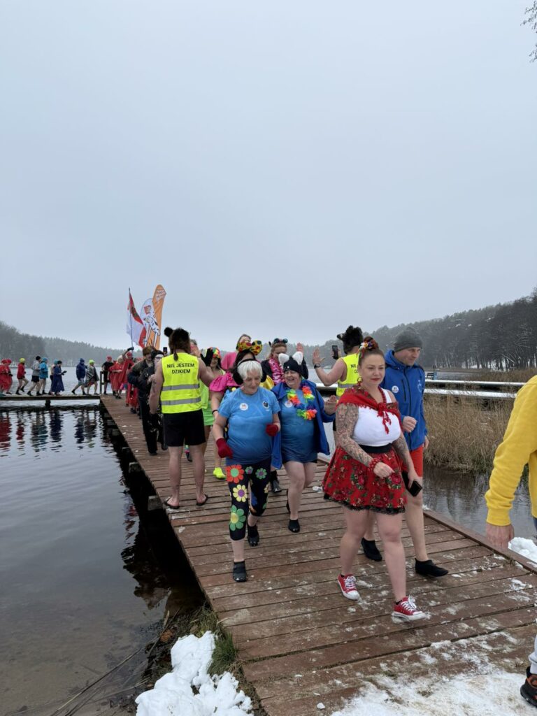 Woda zimna, atmosfera gorąca. - Morsy z całej Polski rozpoczęły sezon w Starych Jabłonkach. Takiego widowiska dawno nie było