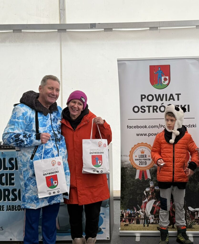 Woda zimna, atmosfera gorąca. - Morsy z całej Polski rozpoczęły sezon w Starych Jabłonkach. Takiego widowiska dawno nie było