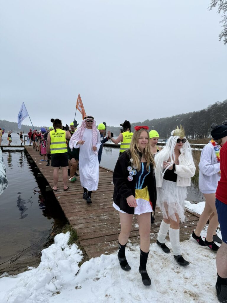 Woda zimna, atmosfera gorąca. - Morsy z całej Polski rozpoczęły sezon w Starych Jabłonkach. Takiego widowiska dawno nie było