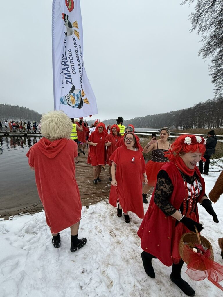 Woda zimna, atmosfera gorąca. - Morsy z całej Polski rozpoczęły sezon w Starych Jabłonkach. Takiego widowiska dawno nie było