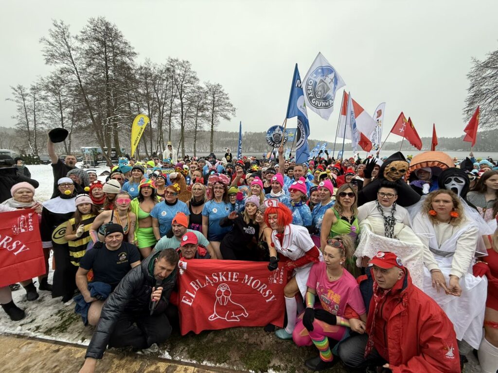 Woda zimna, atmosfera gorąca. - Morsy z całej Polski rozpoczęły sezon w Starych Jabłonkach. Takiego widowiska dawno nie było