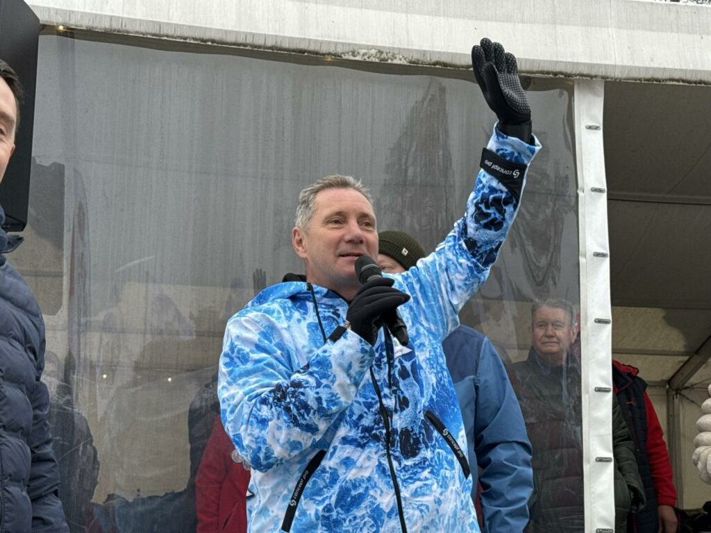 Woda zimna, atmosfera gorąca. - Morsy z całej Polski rozpoczęły sezon w Starych Jabłonkach. Takiego widowiska dawno nie było