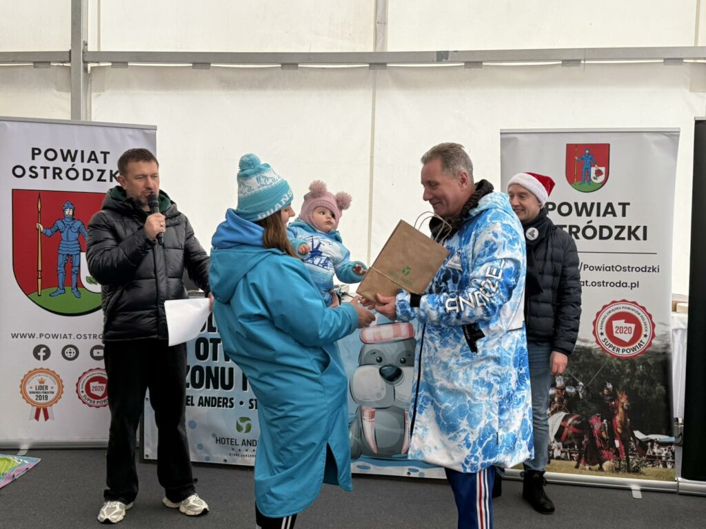 Woda zimna, atmosfera gorąca. - Morsy z całej Polski rozpoczęły sezon w Starych Jabłonkach. Takiego widowiska dawno nie było