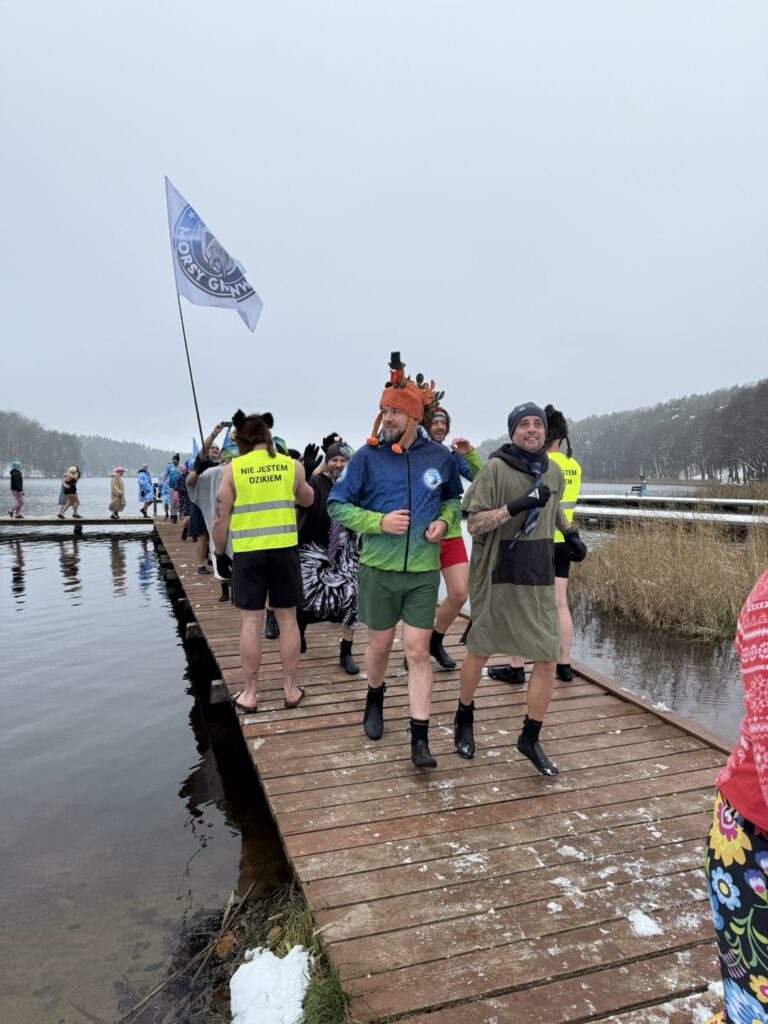 Woda zimna, atmosfera gorąca. - Morsy z całej Polski rozpoczęły sezon w Starych Jabłonkach. Takiego widowiska dawno nie było