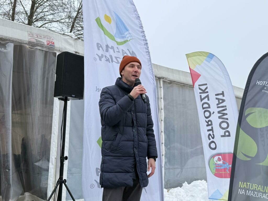 Woda zimna, atmosfera gorąca. - Morsy z całej Polski rozpoczęły sezon w Starych Jabłonkach. Takiego widowiska dawno nie było