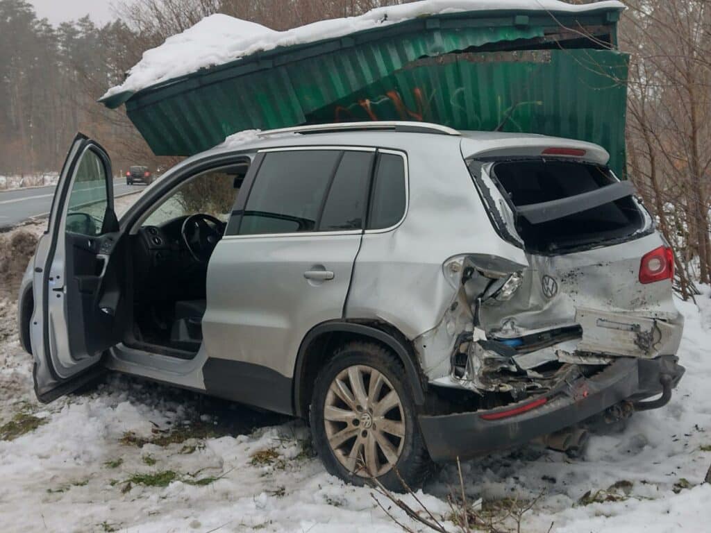 Do zderzenia dwóch samochodów na ruchliwym odcinku drogi krajowej. - Osobówka staranowała przystanek autobusowy