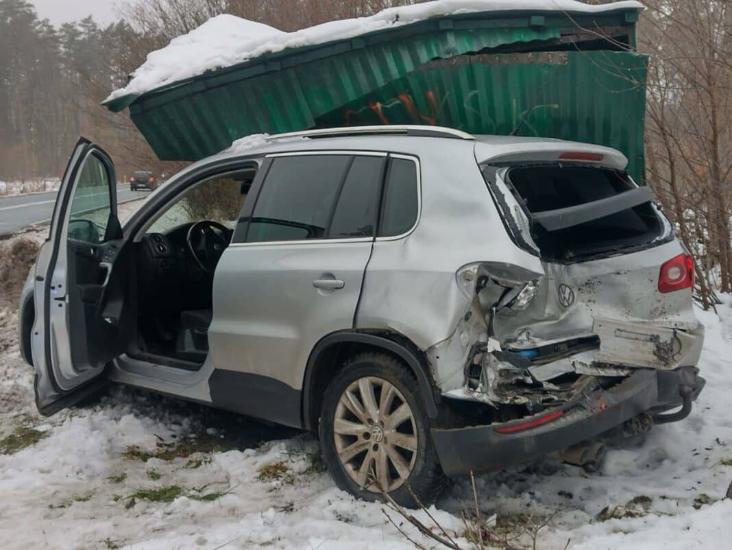 osobówka wjechała w przystanek