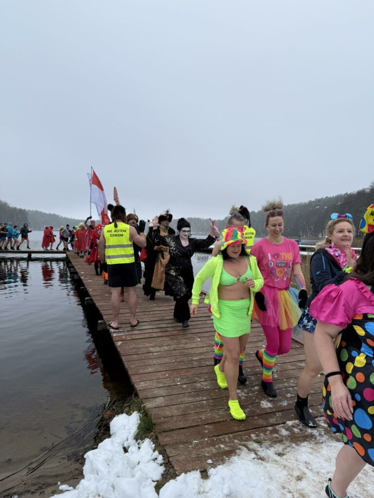 Woda zimna, atmosfera gorąca. - Morsy z całej Polski rozpoczęły sezon w Starych Jabłonkach. Takiego widowiska dawno nie było