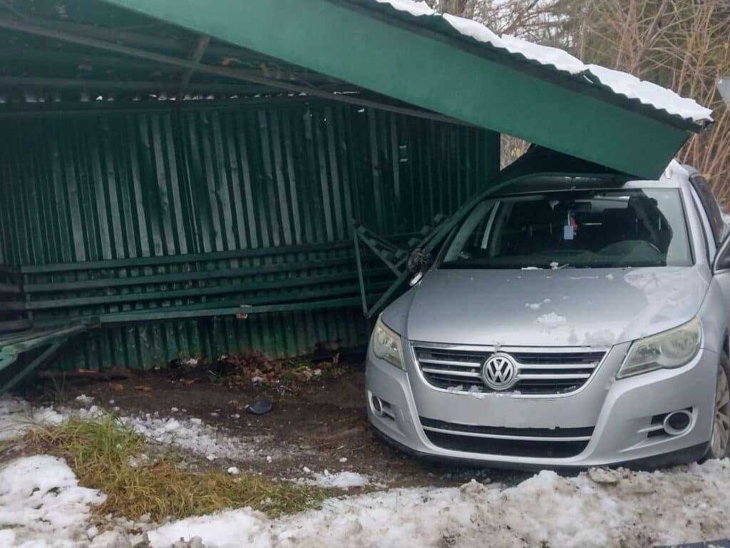 Do zderzenia dwóch samochodów na ruchliwym odcinku drogi krajowej. - Osobówka staranowała przystanek autobusowy