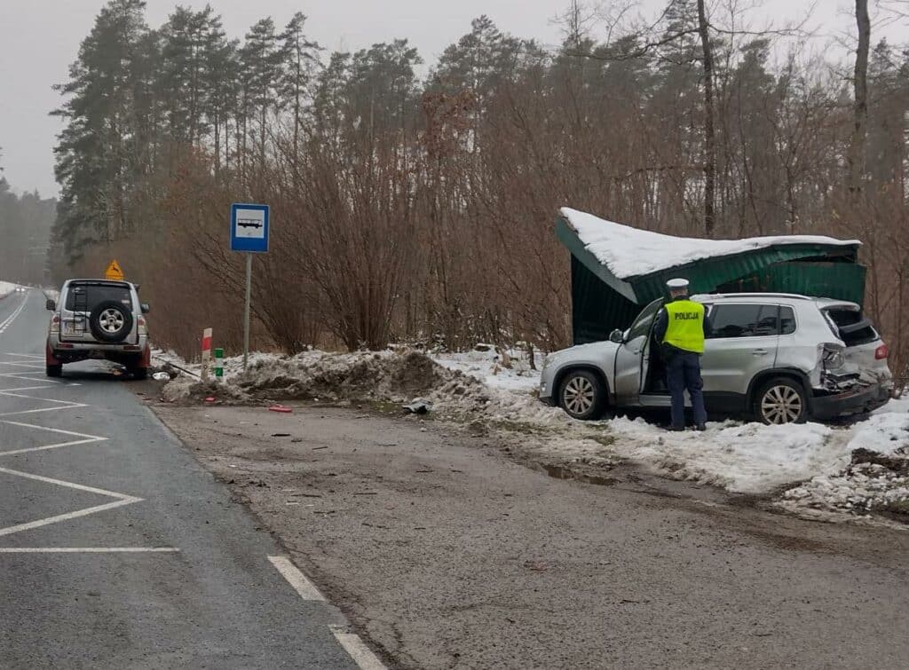 Do zderzenia dwóch samochodów na ruchliwym odcinku drogi krajowej. - Osobówka staranowała przystanek autobusowy