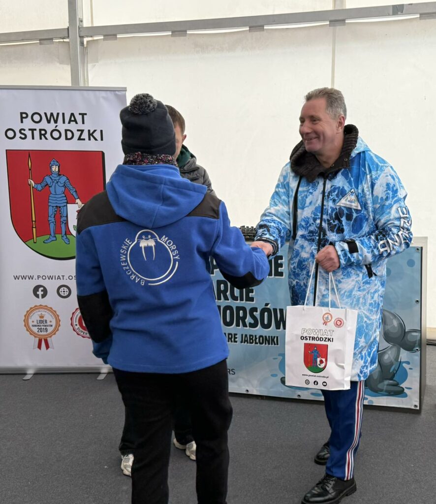 Woda zimna, atmosfera gorąca. - Morsy z całej Polski rozpoczęły sezon w Starych Jabłonkach. Takiego widowiska dawno nie było