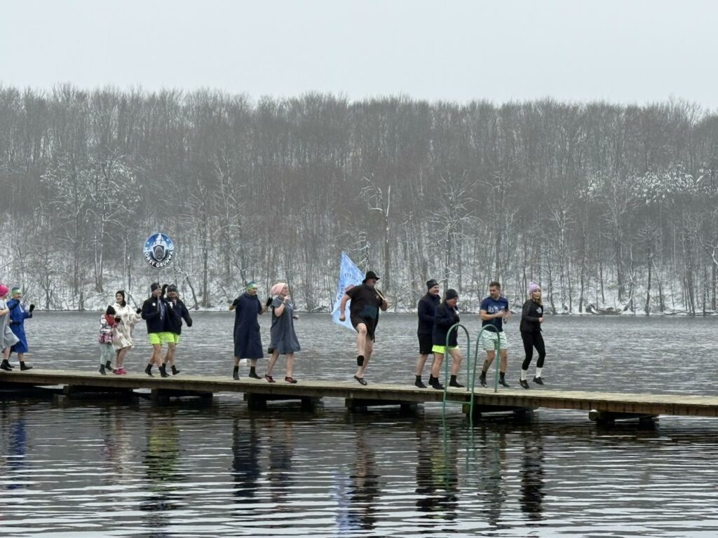 Woda zimna, atmosfera gorąca. - Morsy z całej Polski rozpoczęły sezon w Starych Jabłonkach. Takiego widowiska dawno nie było