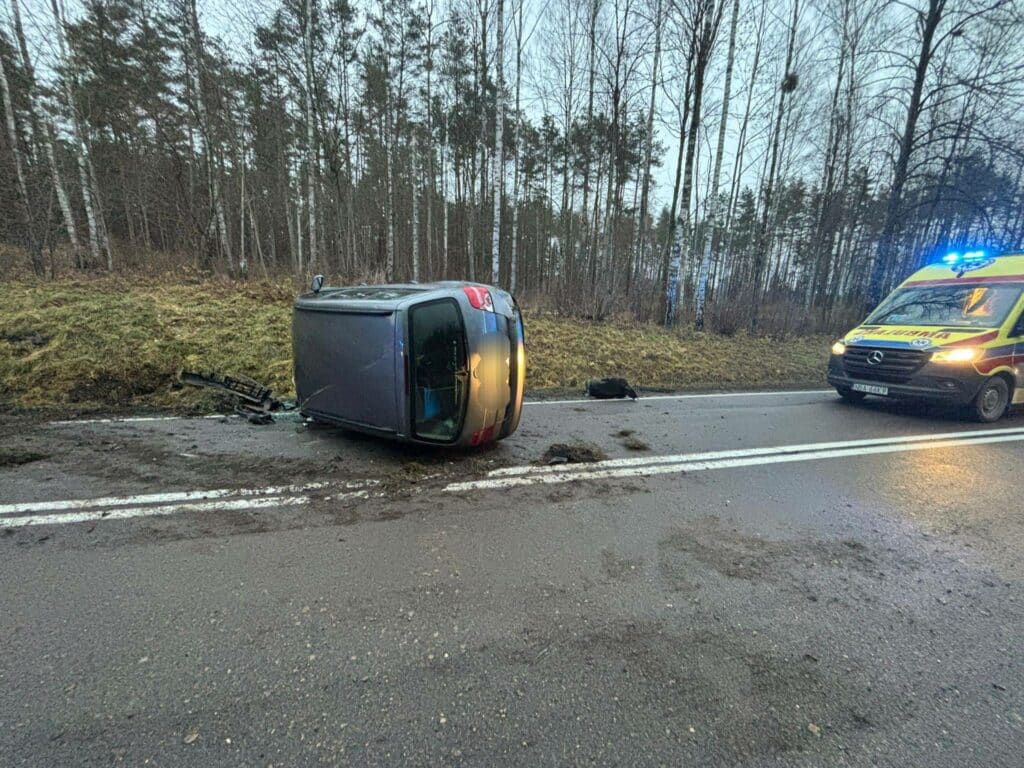 Mężczyzna został ukarany mandatem karnym za spowodowanie zagrożenia w ruchu drogowym. - Auto wylądowało na dachu, kierowca został ukarany mandatem