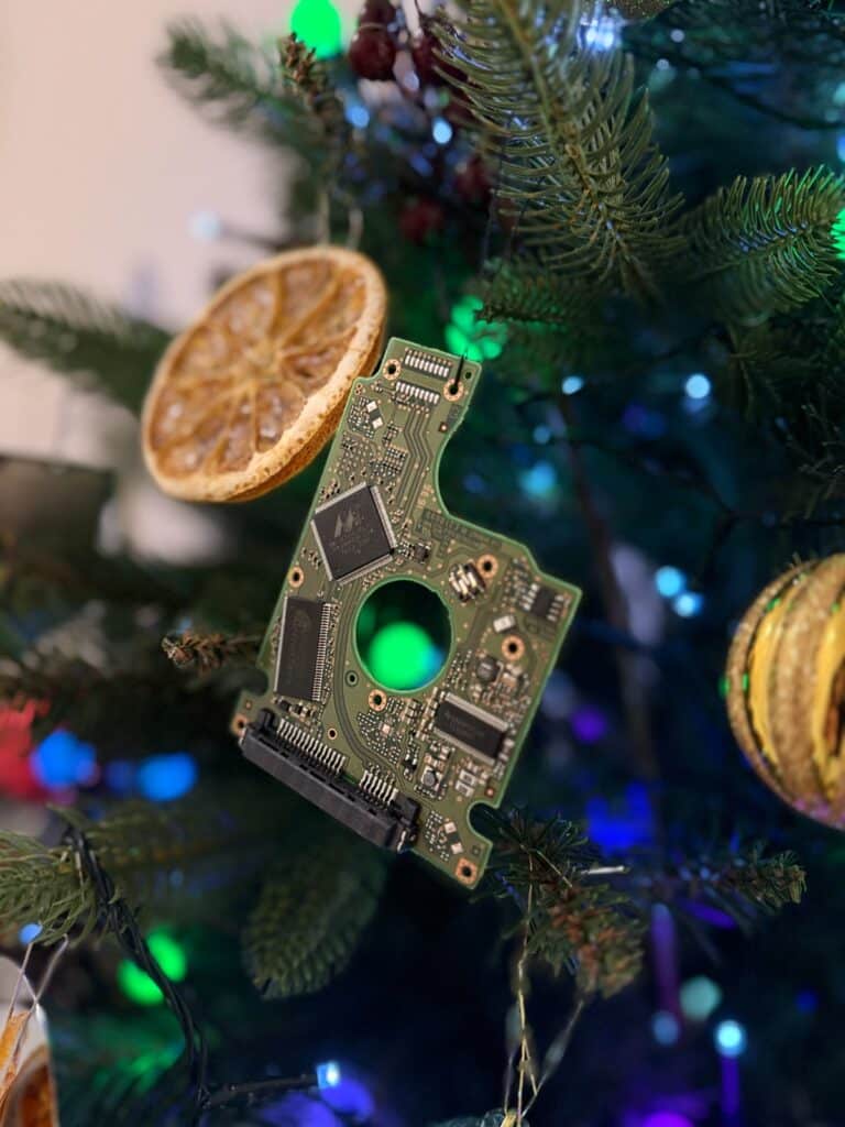 Takich choinek Olsztyn jeszcze nie widział! Informatycy i studenci zaskoczyli wszystkich. - Nietypowe choinki w Olsztynie. Kreatywne świąteczne drzewka zaskakują pomysłowością