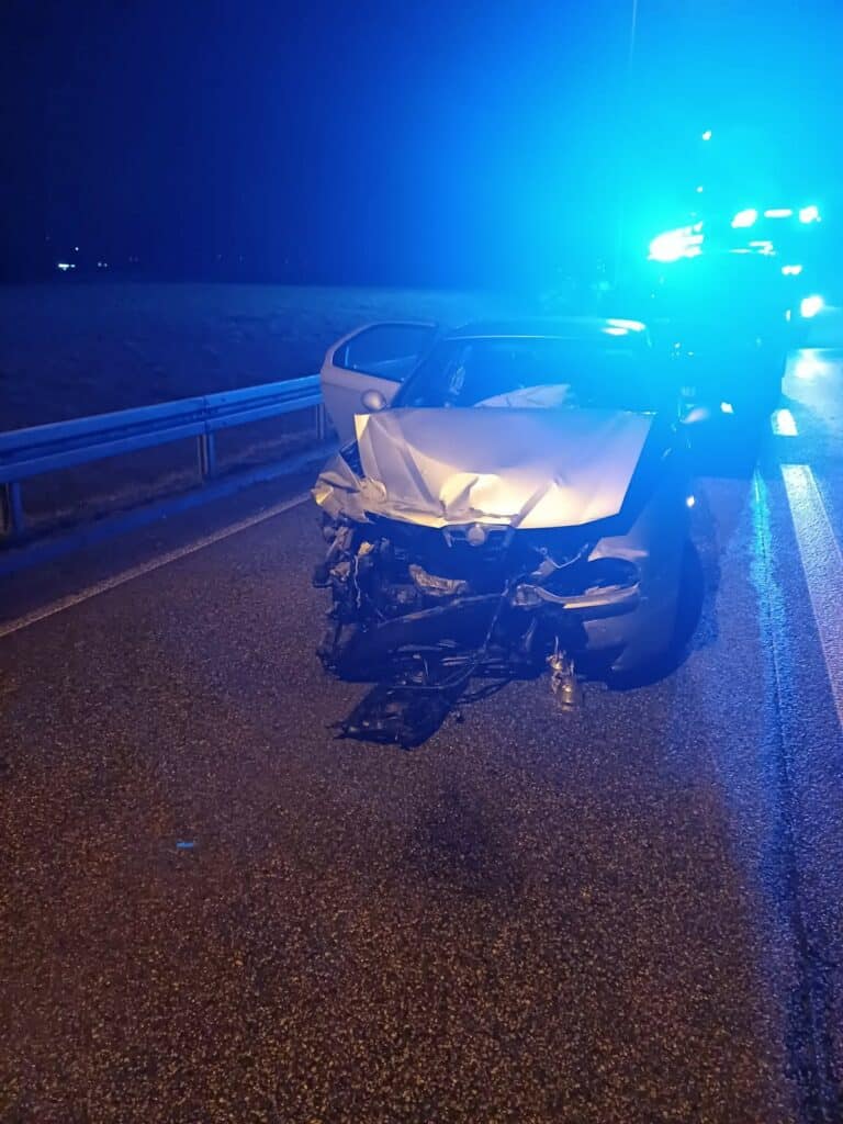 Funkcjonariusze nie mieli wątpliwości, co zrobić ze sprawcą kolizji. - 22-latek rozbił auto na barierkach. Odsiedzi rok w więzieniu