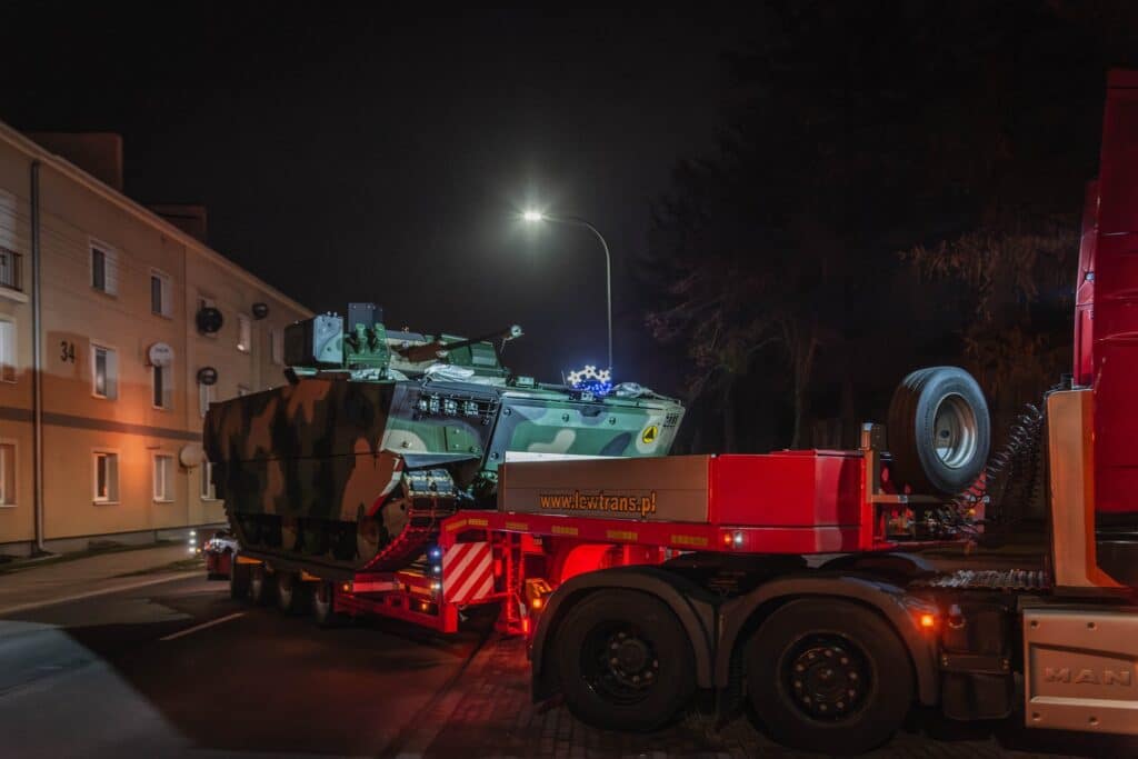 Borsuki już niebawem wyjadą na poligon. - Pierwsze „Borsuki” dotarły na Mazury. Czy to nowa era polskiej armii?