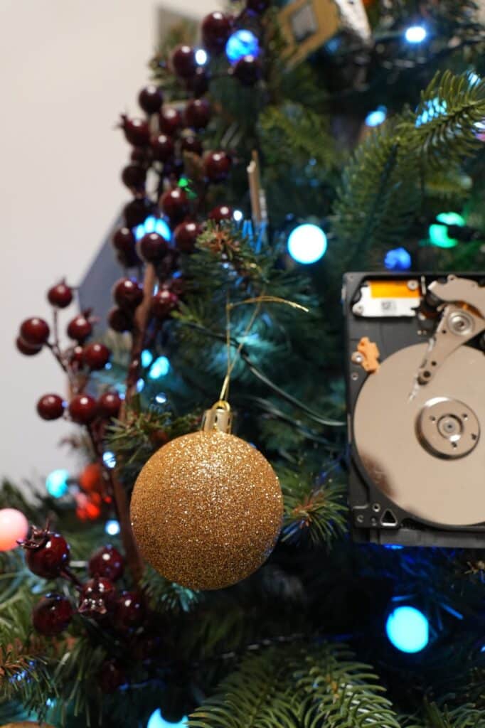 Takich choinek Olsztyn jeszcze nie widział! Informatycy i studenci zaskoczyli wszystkich. - Nietypowe choinki w Olsztynie. Kreatywne świąteczne drzewka zaskakują pomysłowością