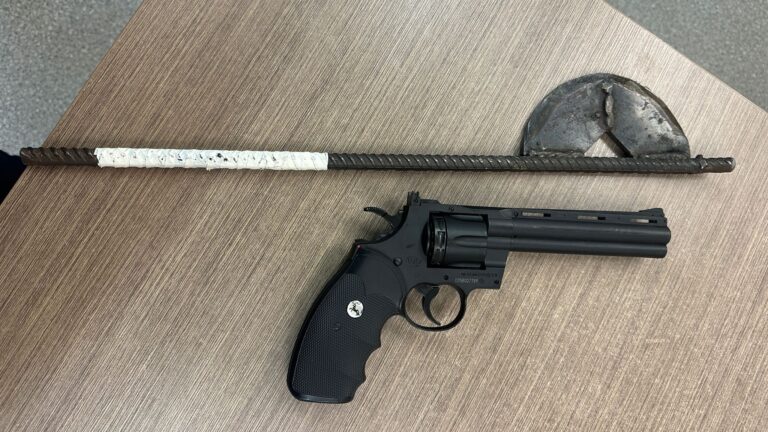 przedmiot przypominający siekierę i wiatrówka w postaci rewolwera