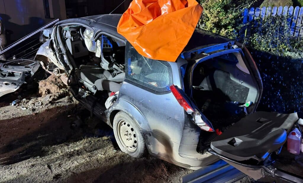 Przód Forda całkowicie zgnieciony. - Poważny wypadek na DK 15. Kierowca został zakleszczony w pojeździe