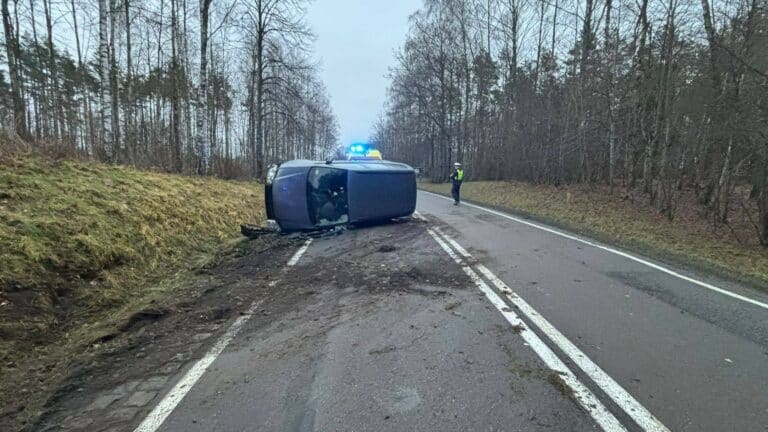 Auto wylądowało na dachu, kierowca został ukarany mandatem