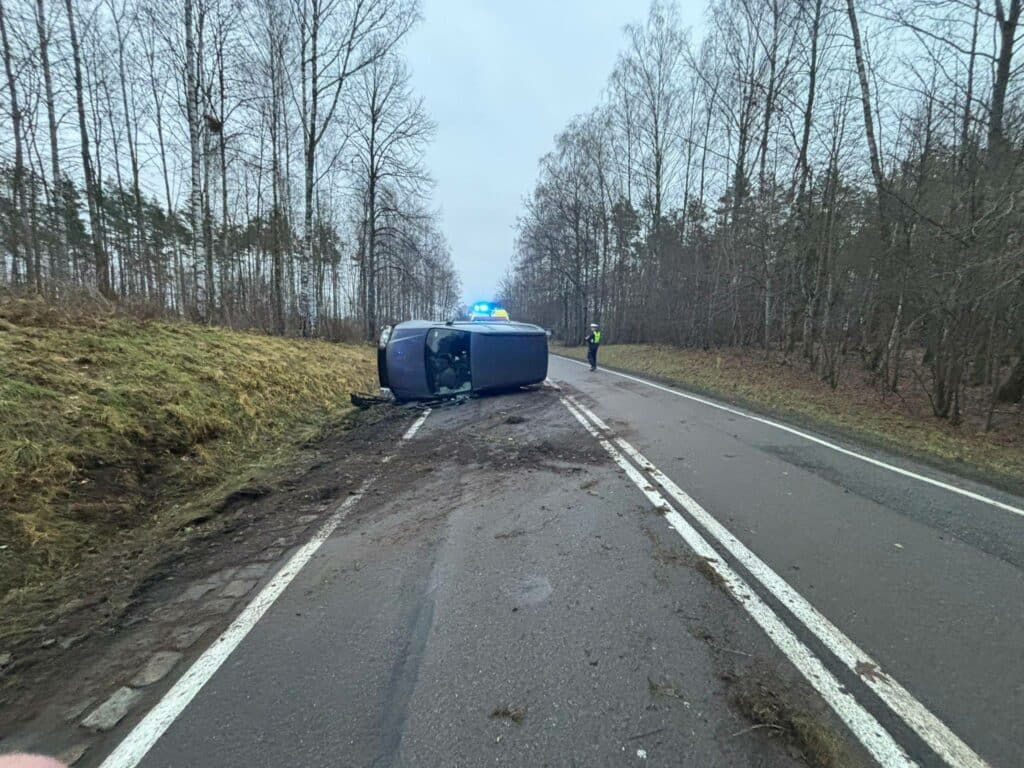 Mężczyzna został ukarany mandatem karnym za spowodowanie zagrożenia w ruchu drogowym. - Auto wylądowało na dachu, kierowca został ukarany mandatem