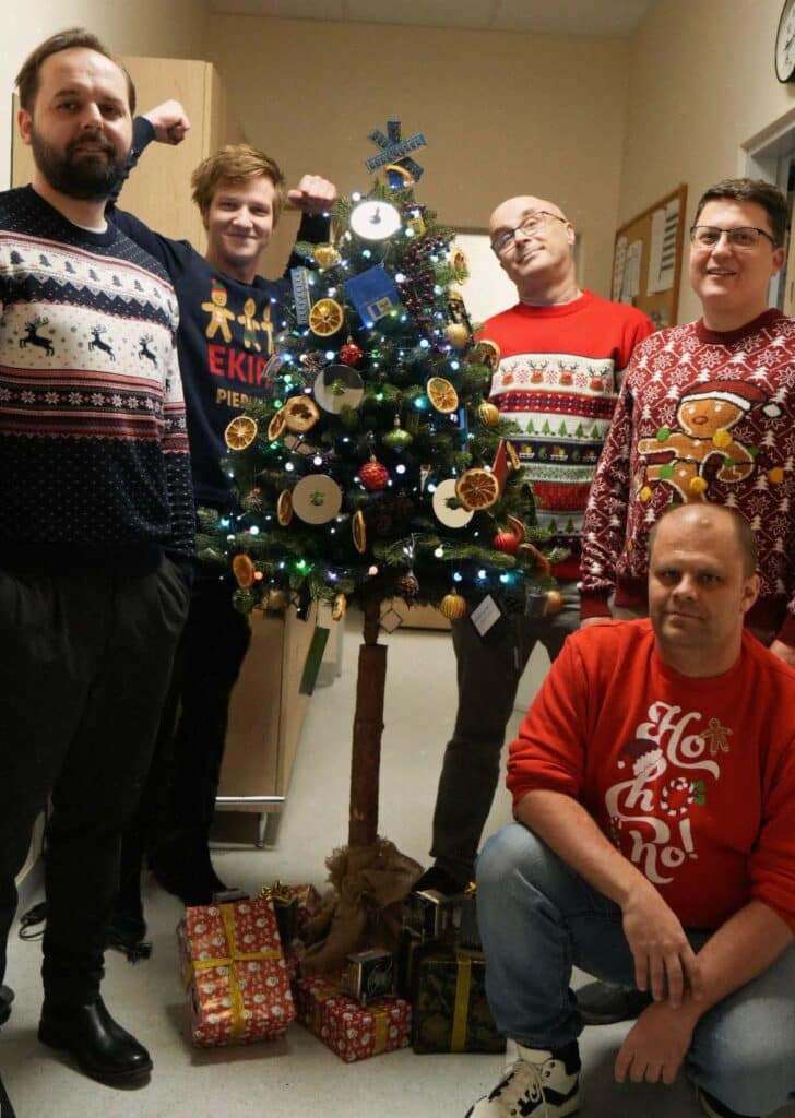 Takich choinek Olsztyn jeszcze nie widział! Informatycy i studenci zaskoczyli wszystkich. - Nietypowe choinki w Olsztynie. Kreatywne świąteczne drzewka zaskakują pomysłowością