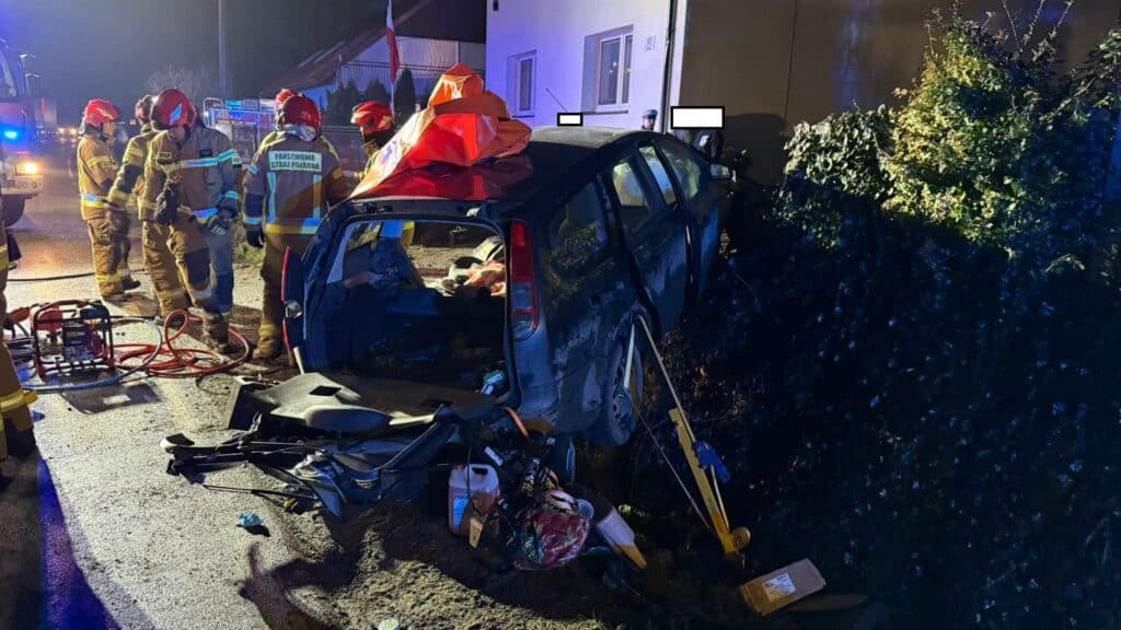 Przód Forda całkowicie zgnieciony. - Poważny wypadek na DK 15. Kierowca został zakleszczony w pojeździe