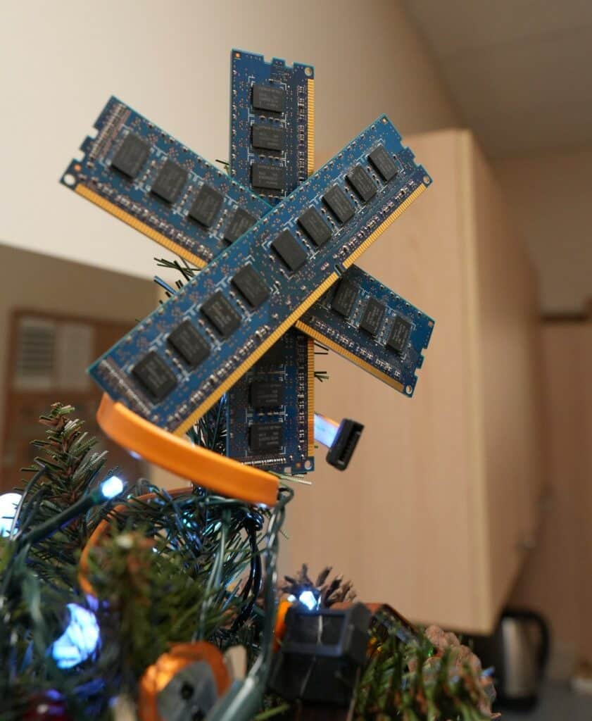 Takich choinek Olsztyn jeszcze nie widział! Informatycy i studenci zaskoczyli wszystkich. - Nietypowe choinki w Olsztynie. Kreatywne świąteczne drzewka zaskakują pomysłowością