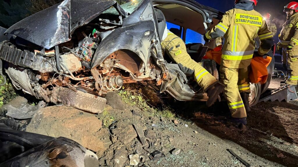 Przód Forda całkowicie zgnieciony. - Poważny wypadek na DK 15. Kierowca został zakleszczony w pojeździe