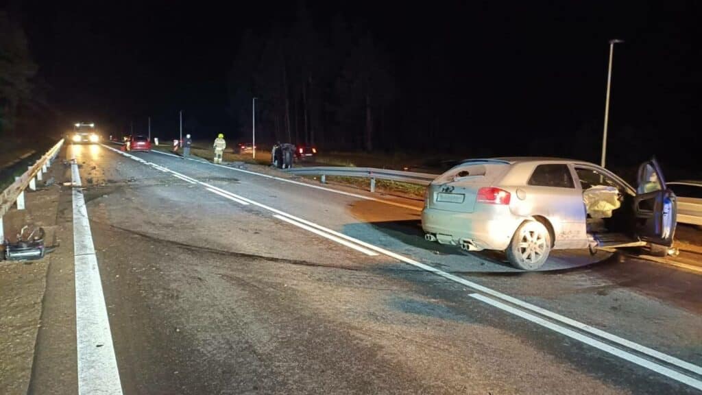25-latek nagle zjechał na przeciwny pas ruchu. - Karambol na drodze krajowej na Mazurach. Pogotowie zabrało 5 osób